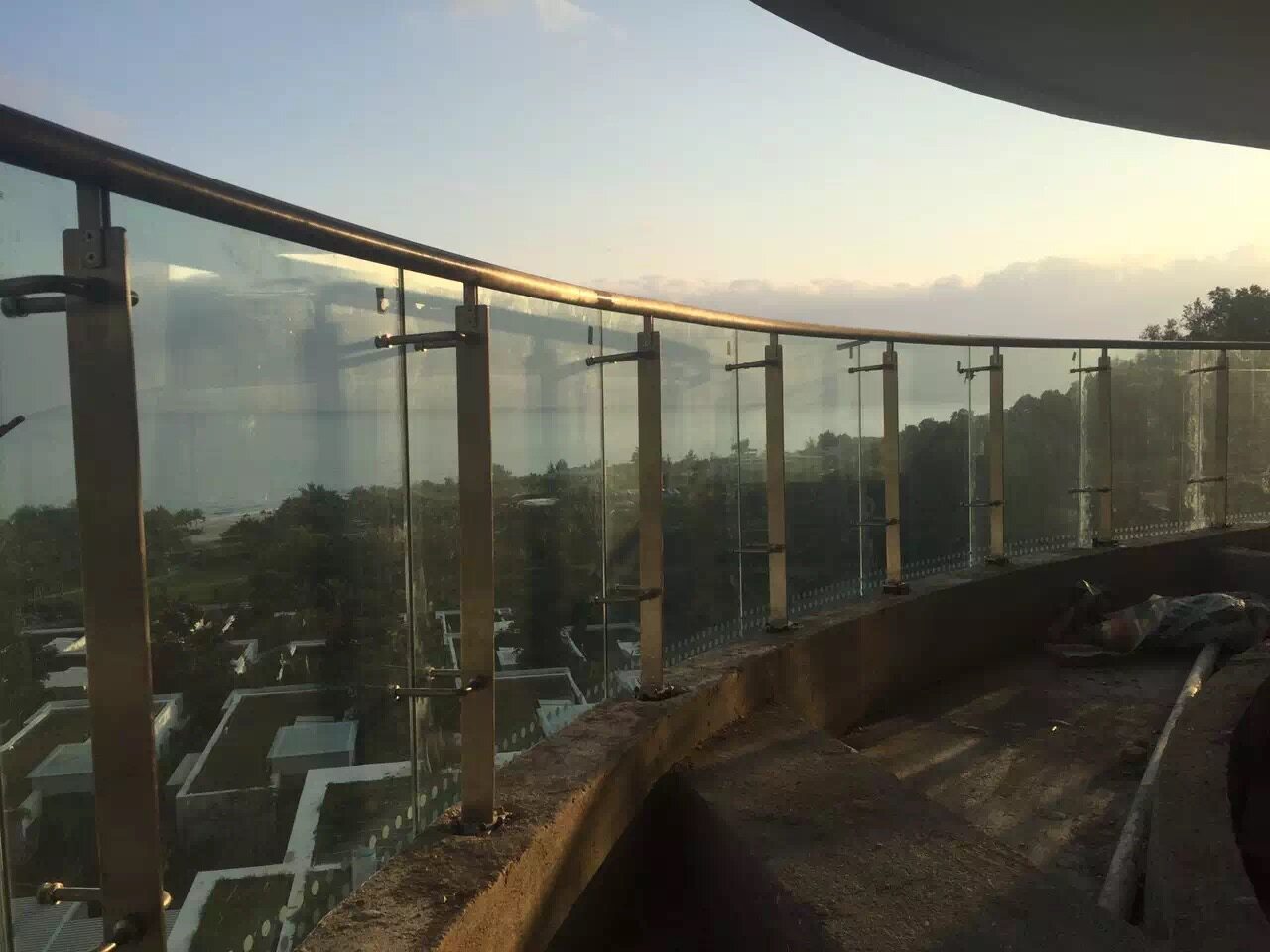 balcony glass railing