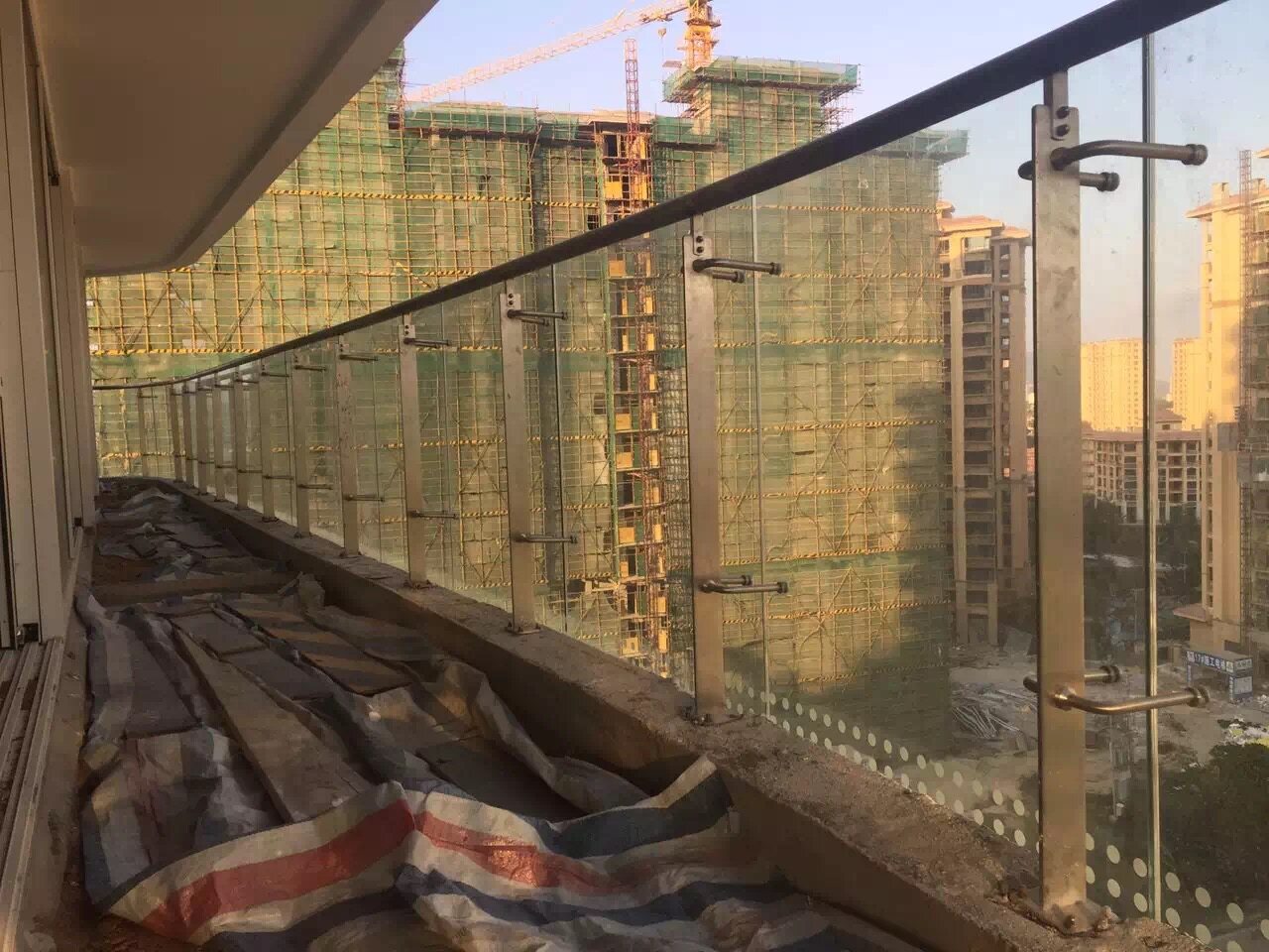 balcony glass railing