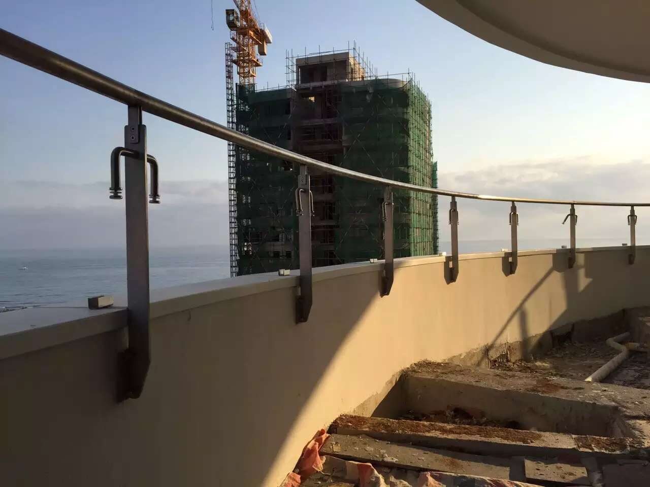 balcony glass railing