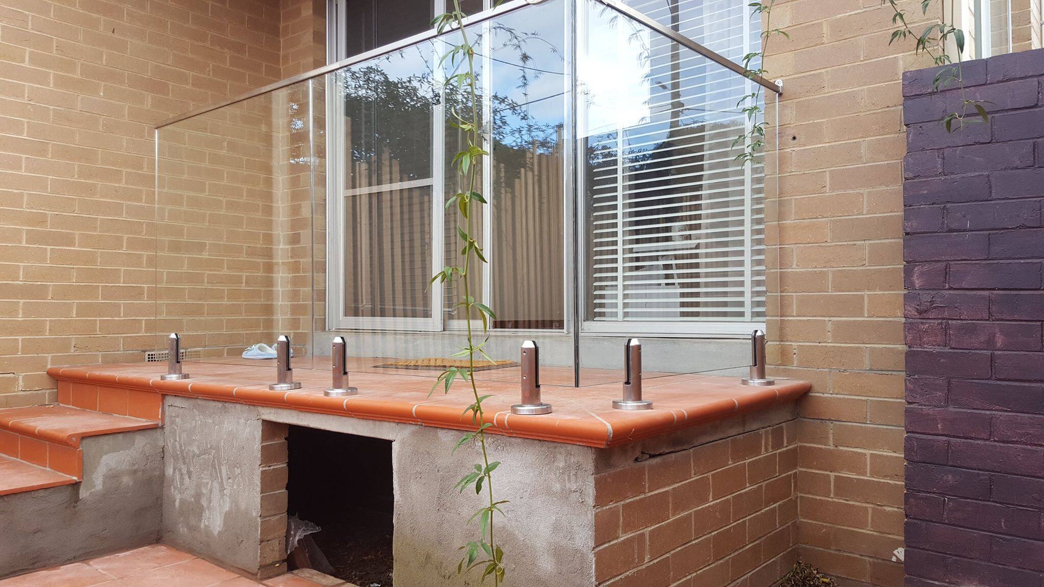 balcony glass railing