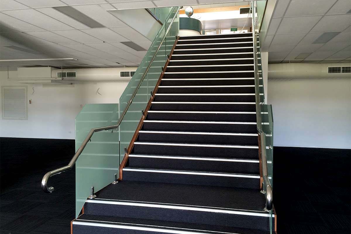 frameless glass balustrade spigots