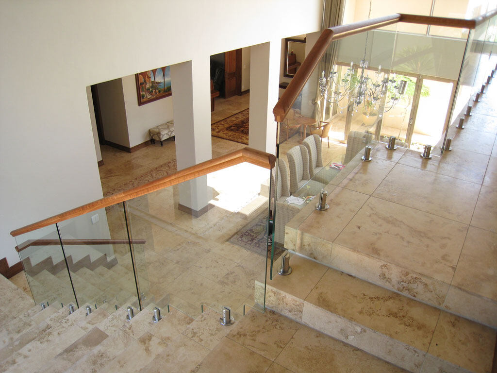 Frameless spigot glass balustrade