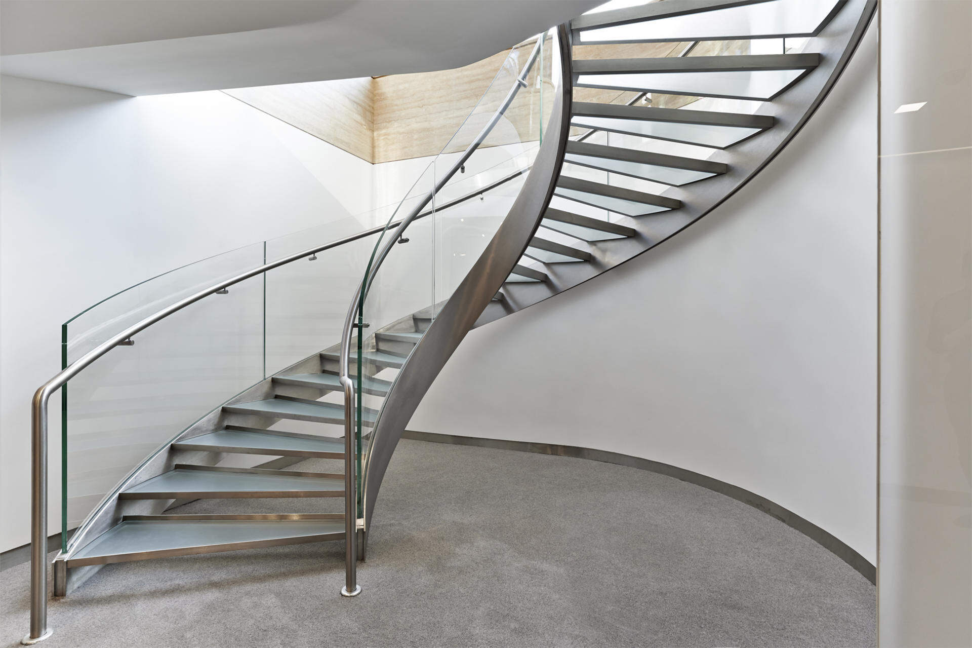 What are the Benefits of Steel Staircase Design in Modern Homes?